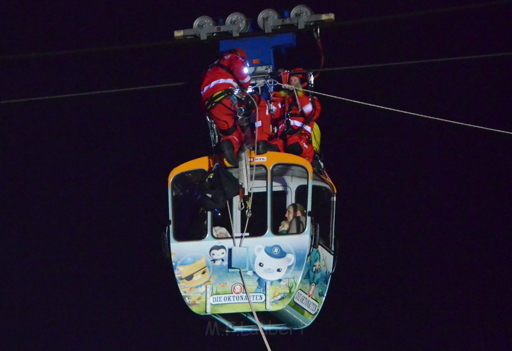 Einsatz BF Hoehenretter Koelner Seilbahn Hoehe Zoobruecke P2392.JPG